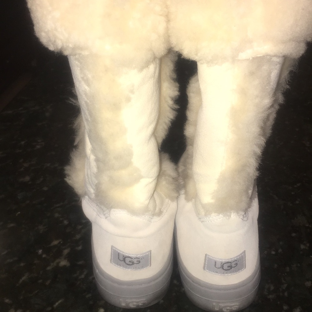 White/cream Ugh boots